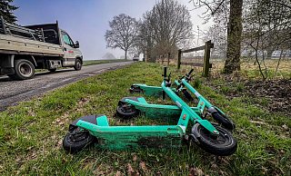 Wenn E-Scooter in Herford abseits der eigentlichen Fahrtwege landen, werden sie von den Dott- oder Bolt-Mitarbeiterin eigentlich recht flott wieder eingesammelt - sagen zumindest die Anbieter. Zur Wahrheit gehört aber auch: Diese E-Roller liegen schon (mindestens) seit einer Woche an der Hausheider Straße. - Daniel Salmon Wenn E-Scooter in Herford abseits der eigentlichen Fahrtwege landen, werden sie von den Dott- oder Bolt-Mitarbeiterin eigentlich recht flott wieder eingesammelt - sagen zumindest die Anbieter. Zur Wahrheit gehört aber auch: Diese E-Roller liegen schon (mindestens) seit einer Woche an der Hausheider Straße. - Daniel Salmon