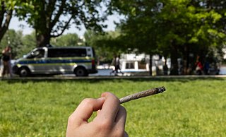 Öffentlich einen Joint zu rauchen, ist längst nicht überall erlaubt. Das Ordnungsamt soll das kontrollieren. Doch das gestaltet sich schwierig. - dpa Öffentlich einen Joint zu rauchen, ist längst nicht überall erlaubt. Das Ordnungsamt soll das kontrollieren. Doch das gestaltet sich schwierig. - dpa
