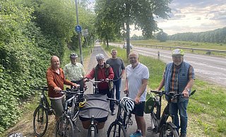Fordern bessere Bedingungen für Radfahrer: Jörg Prätorius, Georg Hofemann, Ulrich Adler, Sven Hoock, Reinhard Kempe und Kurt Begemann auf dem neuen Radweg an der Bünder Straße. - Dirk Windmöller Fordern bessere Bedingungen für Radfahrer: Jörg Prätorius, Georg Hofemann, Ulrich Adler, Sven Hoock, Reinhard Kempe und Kurt Begemann auf dem neuen Radweg an der Bünder Straße. - Dirk Windmöller