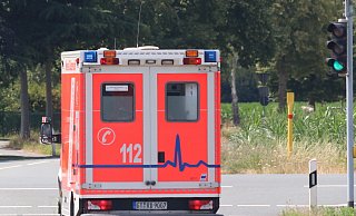 Der Rettungswagen der Wache Rietberg passiert die Ampelkreuzung an der B 64, die Technik hat dafür gesorgt dass er die Grünphase erwischt. Nur bei Fahrten mit Sonderrechten (Blaulicht und Martinshorn) wird die neue Ampelschaltung eingesetzt. - Foto: Kreis Gütersloh Der Rettungswagen der Wache Rietberg passiert die Ampelkreuzung an der B 64, die Technik hat dafür gesorgt dass er die Grünphase erwischt. Nur bei Fahrten mit Sonderrechten (Blaulicht und Martinshorn) wird die neue Ampelschaltung eingesetzt. - Foto: Kreis Gütersloh