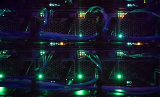 LEDs in einem Serverschrank in einem Rechenzentrum: Betreiber von Rechenzentren sind dazu verpflichtet, den Stromverbrauch ab dem 1. Januar 2024 zu 50 Prozent durch Strom aus erneuerbaren Energien zu decken. - Sebastian Gollnow/dpa LEDs in einem Serverschrank in einem Rechenzentrum: Betreiber von Rechenzentren sind dazu verpflichtet, den Stromverbrauch ab dem 1. Januar 2024 zu 50 Prozent durch Strom aus erneuerbaren Energien zu decken. - Sebastian Gollnow/dpa