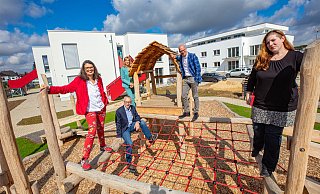 Regine Weißenfeld (Vorsitzende Jugendhilfeausschuss), Ulrich Gödde (Geschäftsführung Falken Bielefeld), Sabine Kubitza (Geschäftsführerin BGW) und Ingo Nürnberger (Sozialdezernent Stadt Bielefeld). - Mike-Dennis Müller / www.mdm.photo Regine Weißenfeld (Vorsitzende Jugendhilfeausschuss), Ulrich Gödde (Geschäftsführung Falken Bielefeld), Sabine Kubitza (Geschäftsführerin BGW) und Ingo Nürnberger (Sozialdezernent Stadt Bielefeld). - Mike-Dennis Müller / www.mdm.photo