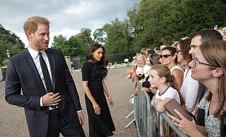 Der britische Prinz Harry und seine Frau Meghan nach dem Tod der britischen Königin Elizabeth auf Schloss Windsor. - Chris Jackson/PA Wire/dpa Der britische Prinz Harry und seine Frau Meghan nach dem Tod der britischen Königin Elizabeth auf Schloss Windsor. - Chris Jackson/PA Wire/dpa
