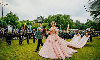 Fünf Meter lang ist die Schleppe von Nicola Butterwegges Kleid, das bei der abendlichen Parade die Blicke der vielen Zuschauer magisch anzog. König Karl-Heinz Heller genießt an ihrer Seite den Moment. - Besim Mazhiqi Fünf Meter lang ist die Schleppe von Nicola Butterwegges Kleid, das bei der abendlichen Parade die Blicke der vielen Zuschauer magisch anzog. König Karl-Heinz Heller genießt an ihrer Seite den Moment. - Besim Mazhiqi