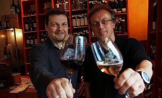 Kai Walther stößt mit einem Roten an, Michel Fischer mit einem Weißen. Ihr Tipp: junge Winzer. - FOTO: KURT EHMKE Kai Walther stößt mit einem Roten an, Michel Fischer mit einem Weißen. Ihr Tipp: junge Winzer. - FOTO: KURT EHMKE