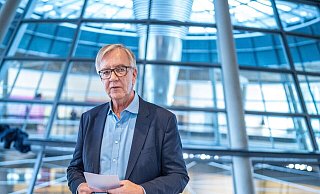Dietmar Bartsch hat eine Idee, wie die Ampel-Koalition ihre Finanzsorgen angehen könnte: eine «Klimareichensteuer». - Michael Kappeler/dpa Dietmar Bartsch hat eine Idee, wie die Ampel-Koalition ihre Finanzsorgen angehen könnte: eine «Klimareichensteuer». - Michael Kappeler/dpa