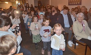 Mit einem selbst gebastelten Kerzenlicht kommen die Kinder der musikalischen Früherziehung durch die Reihen der Zuschauer nach vorne. - Sibylle Kemna Mit einem selbst gebastelten Kerzenlicht kommen die Kinder der musikalischen Früherziehung durch die Reihen der Zuschauer nach vorne. - Sibylle Kemna