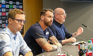 Arminia Bielefeld hat den neuen Cheftrainer Mitch Kniat (M.) im Rahmen einer Pressekonferenz vorgestellt. Sportchef Michael Mutzel (l.) war auch dabei. - Andreas Zobe Arminia Bielefeld hat den neuen Cheftrainer Mitch Kniat (M.) im Rahmen einer Pressekonferenz vorgestellt. Sportchef Michael Mutzel (l.) war auch dabei. - Andreas Zobe