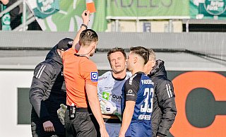 Schiedsrichter Richard Hempel zeigt Paderborns Torwart Manuel Riemann die Rote Karte. Der SCP muss ab der 26. Minute in Unterzahl spielen. - Besim Mazhiqi Schiedsrichter Richard Hempel zeigt Paderborns Torwart Manuel Riemann die Rote Karte. Der SCP muss ab der 26. Minute in Unterzahl spielen. - Besim Mazhiqi