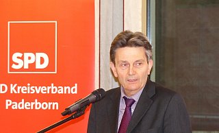 Bundestagsfraktionschef Rolf Mützenich am Mikro des SPD-Kreisverbandes. - Jochem Schulze Bundestagsfraktionschef Rolf Mützenich am Mikro des SPD-Kreisverbandes. - Jochem Schulze