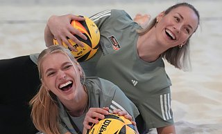 Vorfreude auf Neues: Das Beach-Volleyball-Duo Louisa Lippmann (r) und Linda Bock. - Marcus Brandt/dpa Vorfreude auf Neues: Das Beach-Volleyball-Duo Louisa Lippmann (r) und Linda Bock. - Marcus Brandt/dpa