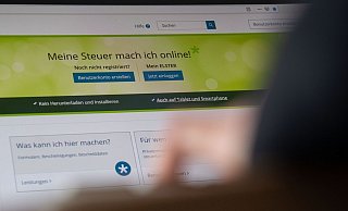 Eine Frau bedient das Portal der deutschen Steuerverwaltungen zur Abwicklung der Steuererklärungen und Steueranmeldungen über das Internet, Elster. - Foto: Marijan Murat/dpa Eine Frau bedient das Portal der deutschen Steuerverwaltungen zur Abwicklung der Steuererklärungen und Steueranmeldungen über das Internet, Elster. - Foto: Marijan Murat/dpa