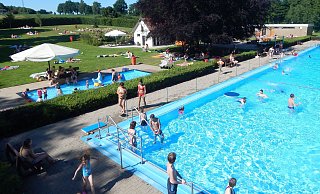 Mitten im Grünen: Das Freibad in Lenzinghausen ist von Wäldern gesäumt. Die ruhige Lage ist besonders bei Familien beliebt. - Kai-Sören Kerkhoff Mitten im Grünen: Das Freibad in Lenzinghausen ist von Wäldern gesäumt. Die ruhige Lage ist besonders bei Familien beliebt. - Kai-Sören Kerkhoff