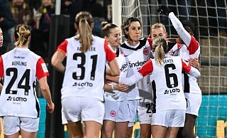 Die Fußball-Frauen von Eintracht Frankfurt bleiben nach einem klaren Sieg gegen Turbine Potsdam Bundesliga-Spitzenreiter. - Arne Dedert/dpa Die Fußball-Frauen von Eintracht Frankfurt bleiben nach einem klaren Sieg gegen Turbine Potsdam Bundesliga-Spitzenreiter. - Arne Dedert/dpa