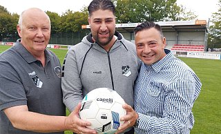 Ender Kalkan ist der neue Theesener Fußball-Chef. Heinz-Werner Stork (l.) und Aydin Özsan (r.) unterstützen ihn. - Nicole Bentrup Ender Kalkan ist der neue Theesener Fußball-Chef. Heinz-Werner Stork (l.) und Aydin Özsan (r.) unterstützen ihn. - Nicole Bentrup