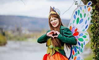 Die Landesgartenschau in Höxter ist eröffnet - nicht nur bei Maskottchen Holli ist die Freude groß. - Besim Mazhiqi Die Landesgartenschau in Höxter ist eröffnet - nicht nur bei Maskottchen Holli ist die Freude groß. - Besim Mazhiqi