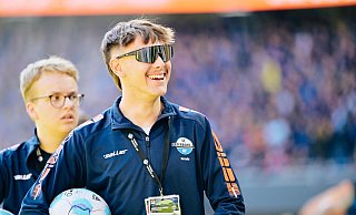 Bei den Heimspielen des SCP sind eher Balljugendliche statt Ballkinder im Einsatz. Der Großteil der Volunteers ist 15 bis 21 Jahre alt. Zu dieser Altersgruppe zählt auch Felix Seifarth, der hier sichtlich gut gelaunt beim Heimspiel gegen Köln im Einsatz ist. - BESIM MAZHIQI Bei den Heimspielen des SCP sind eher Balljugendliche statt Ballkinder im Einsatz. Der Großteil der Volunteers ist 15 bis 21 Jahre alt. Zu dieser Altersgruppe zählt auch Felix Seifarth, der hier sichtlich gut gelaunt beim Heimspiel gegen Köln im Einsatz ist. - BESIM MAZHIQI