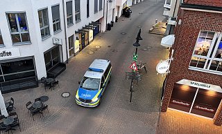 Ein Streifenwagen der Gütersloher Polizei patrouilliert am Montagabend durch die Gütersloher Innenstadt, hier im Einmündungsbereich von Ernst-Buschmann-Straße und Eickhoffstraße. - Patrick Menzel Ein Streifenwagen der Gütersloher Polizei patrouilliert am Montagabend durch die Gütersloher Innenstadt, hier im Einmündungsbereich von Ernst-Buschmann-Straße und Eickhoffstraße. - Patrick Menzel