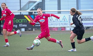 Joleen Ludewig (Mitte) erzielte das 1:0 für Arminias B-Juniorinnen in der Westfalenliga gegen den Herforder SV. - Andreas Zobe Joleen Ludewig (Mitte) erzielte das 1:0 für Arminias B-Juniorinnen in der Westfalenliga gegen den Herforder SV. - Andreas Zobe
