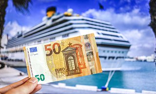 50 Euro bekommt jeder Reisende als Entschädigung für die Chaos-Anfahrt zur Traumkreuzfahrt. Einige sind damit nicht einverstanden. - Daniel Salmon 50 Euro bekommt jeder Reisende als Entschädigung für die Chaos-Anfahrt zur Traumkreuzfahrt. Einige sind damit nicht einverstanden. - Daniel Salmon