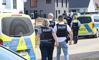 Polizeikräfte waren am Sonntag am Gehlenbecker Lerchenweg und einem östlich angrenzenden Neubaugebiet im Einsatz. Nach der Festnahme des Verdächtigen wurde ein Haus durchsucht. - Joern Spreen-Ledebur Polizeikräfte waren am Sonntag am Gehlenbecker Lerchenweg und einem östlich angrenzenden Neubaugebiet im Einsatz. Nach der Festnahme des Verdächtigen wurde ein Haus durchsucht. - Joern Spreen-Ledebur