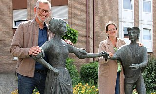Das bronzene Tanzpaar an der Danzelstätte in Lübbecke passt genau zu der Leidenschaft von Tamara und Dirk Raddy für das Paartanzen. - Frank Hartmann Das bronzene Tanzpaar an der Danzelstätte in Lübbecke passt genau zu der Leidenschaft von Tamara und Dirk Raddy für das Paartanzen. - Frank Hartmann