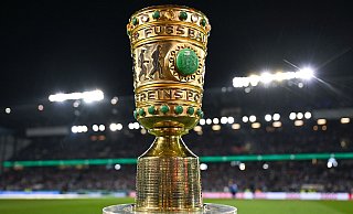 Nach dem Halbfinalsieg gegen Bayer Leverkusen wollen Tausende Arminia-Fans auch beim Spiel um diesen Pokal in Berlin dabei sein. - Teresa Kröger Nach dem Halbfinalsieg gegen Bayer Leverkusen wollen Tausende Arminia-Fans auch beim Spiel um diesen Pokal in Berlin dabei sein. - Teresa Kröger