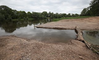Der neue Stichkanal verbindet den Lohbuschteich dauerhaft mit der Weser (links). Ein Baumstamm versperrt Wasserfahrzeugen den Weg in den Lohbuschteich. - Jörg Stuke Der neue Stichkanal verbindet den Lohbuschteich dauerhaft mit der Weser (links). Ein Baumstamm versperrt Wasserfahrzeugen den Weg in den Lohbuschteich. - Jörg Stuke