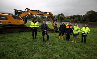 Spatenstich an der Weser: Eckhard Nolting (v. l.), Lars Bökenkroger, Sebastian Glandorf, Bauleiter Ralf Bülter, Nicole Brandorff, Dominik Blome und Lisa-Marie Wachramejew beim Baustart zur Anbindung des Lohbuschteichs an den Fluss. - Jörg Stuke Spatenstich an der Weser: Eckhard Nolting (v. l.), Lars Bökenkroger, Sebastian Glandorf, Bauleiter Ralf Bülter, Nicole Brandorff, Dominik Blome und Lisa-Marie Wachramejew beim Baustart zur Anbindung des Lohbuschteichs an den Fluss. - Jörg Stuke