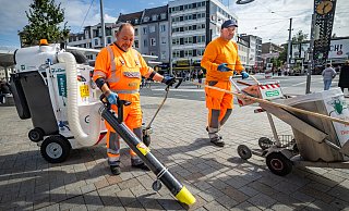 Torsten Schieven und Manfred Günzel sind jetzt von montags bis freitags in einer zusätzlichen Spätschicht mit Elektrosauger und Kehrwagen zwischen Hauptbahnhof und Jahnplatz im Einsatz. - Sarah Jonek Torsten Schieven und Manfred Günzel sind jetzt von montags bis freitags in einer zusätzlichen Spätschicht mit Elektrosauger und Kehrwagen zwischen Hauptbahnhof und Jahnplatz im Einsatz. - Sarah Jonek
