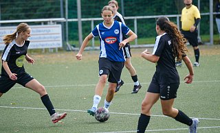 Arminias Josephine Wallenstein (am Ball) traf im Derby der B-Juniorinnen Westfalenliga gegen den BV Werther dreifach. - az Arminias Josephine Wallenstein (am Ball) traf im Derby der B-Juniorinnen Westfalenliga gegen den BV Werther dreifach. - az