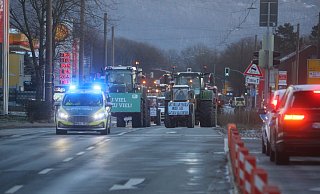 Der Großteil der protestierenden Bauern fuhr am 8. Januar 2024 über die Mindener Straße vorm Werre-Park entlang. Eine kleine Gruppe bog aber auf die Autobahn ab. - Jörg Stuke Der Großteil der protestierenden Bauern fuhr am 8. Januar 2024 über die Mindener Straße vorm Werre-Park entlang. Eine kleine Gruppe bog aber auf die Autobahn ab. - Jörg Stuke