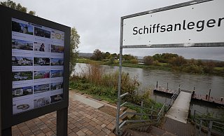 Die digitale Informationstafel am Weserradweg, in Höhe des ehemaligen Amanda-Fähranlegers, bietet unter dem Menüpunkt "Ausflugstipps" erstaunliche Empfehlungen. - Jörg Stuke Die digitale Informationstafel am Weserradweg, in Höhe des ehemaligen Amanda-Fähranlegers, bietet unter dem Menüpunkt "Ausflugstipps" erstaunliche Empfehlungen. - Jörg Stuke