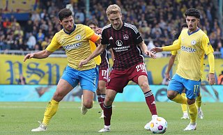 Tim Handwerker (Mitte, hier in einem Spiel gegen Eintracht Braunschweig) lief allein 114 Mal für den 1. FC Nürnberg in der 2. Liga auf. - IMAGO/Zink Tim Handwerker (Mitte, hier in einem Spiel gegen Eintracht Braunschweig) lief allein 114 Mal für den 1. FC Nürnberg in der 2. Liga auf. - IMAGO/Zink