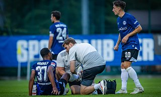 So wie hier beim Testspiel vor einer Woche im Trainingslager musste Noah Sarenren Bazee (37) auch beim Training am Mittwoch behandelt werden. - Sarah Jonek So wie hier beim Testspiel vor einer Woche im Trainingslager musste Noah Sarenren Bazee (37) auch beim Training am Mittwoch behandelt werden. - Sarah Jonek