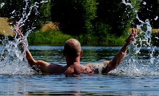 Diverse Badeseen im Kreis Minden-Lübbecke locken mit dem Sprung ins Wasser. - Heike von Schulz Diverse Badeseen im Kreis Minden-Lübbecke locken mit dem Sprung ins Wasser. - Heike von Schulz