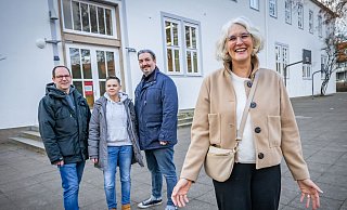 Ulrike Stukemeier (r.) leitet jetzt die Sudbrackschule. Die Elternvertreter Sebastian Teiting (v.l.), Ivana Kuser und Andreas Breir unterstützen sie tatkräftig. - Sarah Jonek Ulrike Stukemeier (r.) leitet jetzt die Sudbrackschule. Die Elternvertreter Sebastian Teiting (v.l.), Ivana Kuser und Andreas Breir unterstützen sie tatkräftig. - Sarah Jonek