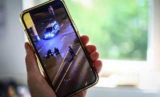 Im Netz kursieren mittlerweile zahlreiche Videos von dem Polizeieinsatz im Zuge der Messerattacke. In diesem etwa ist zu sehen, wie die Herforder Polizei dem Opfer Erste Hilfe leistet. - Daniel Salmon Im Netz kursieren mittlerweile zahlreiche Videos von dem Polizeieinsatz im Zuge der Messerattacke. In diesem etwa ist zu sehen, wie die Herforder Polizei dem Opfer Erste Hilfe leistet. - Daniel Salmon