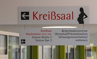 Dieses Schild in einer Klinik weist den Weg zum Kreißsaal. Für eine Bielefelderin hatte der Weg dorthin weitreichende Folgen für ihre Gesundheit. - Symbolbild: Stefan Puchner/dpa Dieses Schild in einer Klinik weist den Weg zum Kreißsaal. Für eine Bielefelderin hatte der Weg dorthin weitreichende Folgen für ihre Gesundheit. - Symbolbild: Stefan Puchner/dpa