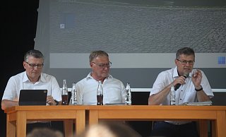 Die gemeinsamen Tage der drei Beigeordneten Thomas Lüer (v. l.), Stefan Tödtmann und Georg Busse - hier in der jüngsten Ratssitzung - sind gezählt. - Jörg Stuke Die gemeinsamen Tage der drei Beigeordneten Thomas Lüer (v. l.), Stefan Tödtmann und Georg Busse - hier in der jüngsten Ratssitzung - sind gezählt. - Jörg Stuke