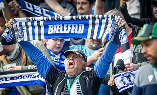 Die Fans sind happy, Arminia Bielefeld steigt in die 2. Fußball-Bundesliga auf. - Sarah Jonek Die Fans sind happy, Arminia Bielefeld steigt in die 2. Fußball-Bundesliga auf. - Sarah Jonek