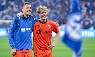 Filip Bilbija (v. l.) und Mattes Hansen genießen den Auswärtssieg auf Schalke sichtlich. - Teresa Kroeger Filip Bilbija (v. l.) und Mattes Hansen genießen den Auswärtssieg auf Schalke sichtlich. - Teresa Kroeger