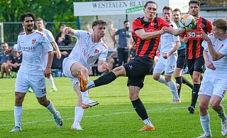Im Vorjahresfinale gewann Westfalenligist SC Peckeloh im Elfmeterschießen gegen den VfL Theesen um Mattis Beckmann (2. v. l. weißes Trikot). ?Foto: Andreas Zobe - Andreas Zobe Im Vorjahresfinale gewann Westfalenligist SC Peckeloh im Elfmeterschießen gegen den VfL Theesen um Mattis Beckmann (2. v. l. weißes Trikot). ?Foto: Andreas Zobe - Andreas Zobe