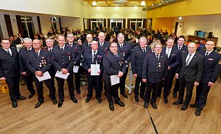 Viele Angehörige der Salzkottener Feuerwehr wurden mit Ehrenzeichen des Landes in Silber, Gold und Gold mit Goldkranz ausgezeichnet. Unter den Geehrten waren auch viele Feuerwehrleute, die von Anfang an in der Wehr aktiv sind. Die Auszeichnungen überreichten Tobias Rupprecht (l.), Leiter der Feuerwehr, und (ab 4. v. r.) Bürgermeister Ulrich Berger, Vize-Wehrführer Christoph Schlünz, Landrat Christoph Rüther und Kreisbrandmeister Stephan Reckhaus. - Ralph Meyer Viele Angehörige der Salzkottener Feuerwehr wurden mit Ehrenzeichen des Landes in Silber, Gold und Gold mit Goldkranz ausgezeichnet. Unter den Geehrten waren auch viele Feuerwehrleute, die von Anfang an in der Wehr aktiv sind. Die Auszeichnungen überreichten Tobias Rupprecht (l.), Leiter der Feuerwehr, und (ab 4. v. r.) Bürgermeister Ulrich Berger, Vize-Wehrführer Christoph Schlünz, Landrat Christoph Rüther und Kreisbrandmeister Stephan Reckhaus. - Ralph Meyer