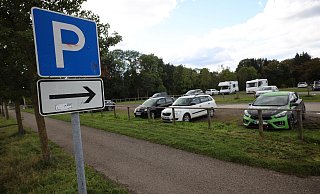 Auch ohne Veranstaltungen im Park ist der Parkplatz der Aqua Magica an der Bültestraße gut belegt - gern auch von Wohnmobilen. - Jörg Stuke Auch ohne Veranstaltungen im Park ist der Parkplatz der Aqua Magica an der Bültestraße gut belegt - gern auch von Wohnmobilen. - Jörg Stuke