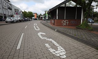 Der alte ZOB ist seit Sperrung der Herforder Straße außer Betrieb. Alternativ hat die Stadt einen ZOB auf Zeit am Sültebusch eingerichtet. Offenbar wird es aber länger als bislang gedacht dauern, den Busbahnhof am alten Standort umzubauen. - Jörg Stuke Der alte ZOB ist seit Sperrung der Herforder Straße außer Betrieb. Alternativ hat die Stadt einen ZOB auf Zeit am Sültebusch eingerichtet. Offenbar wird es aber länger als bislang gedacht dauern, den Busbahnhof am alten Standort umzubauen. - Jörg Stuke