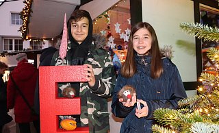 Erik und Maja haben Standdienst für das Einstein-Gymnasium. Dort werden Arbeiten aus dem Textilunterricht für einen guten Zweck verkauft. Der Favorit der Sechstklässlerin ist ein gefilzter Igel mit einem Stück Nerz aus einer alten Jacke. - Marion Pokorra-Brockschmidt Erik und Maja haben Standdienst für das Einstein-Gymnasium. Dort werden Arbeiten aus dem Textilunterricht für einen guten Zweck verkauft. Der Favorit der Sechstklässlerin ist ein gefilzter Igel mit einem Stück Nerz aus einer alten Jacke. - Marion Pokorra-Brockschmidt
