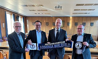 Partnerschaft bestärkt: Der neue Arminia-Präsident Rainer Schütte (2. v. r.) macht seine Aufwartung in Bad Oeynhausen bei Bürgermeister Lars Bökenkröger (2. v. l.), Oliver Thamm (r.) und Hans Milberg. Foto: Stadt Bad Oeynhausen - Stadt Bad Oeynhausen Partnerschaft bestärkt: Der neue Arminia-Präsident Rainer Schütte (2. v. r.) macht seine Aufwartung in Bad Oeynhausen bei Bürgermeister Lars Bökenkröger (2. v. l.), Oliver Thamm (r.) und Hans Milberg. Foto: Stadt Bad Oeynhausen - Stadt Bad Oeynhausen