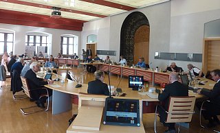 Bürgermeister Michael Dreier begrüßt in Zeiten der Coronakrise zu einer "denkwürdigen Ratssitzung" nur 22 statt 64 Ratsmitglieder, die mit gebotenem Abstand im großen Saal des Rathauses tagen. - Sabine Kauke Bürgermeister Michael Dreier begrüßt in Zeiten der Coronakrise zu einer "denkwürdigen Ratssitzung" nur 22 statt 64 Ratsmitglieder, die mit gebotenem Abstand im großen Saal des Rathauses tagen. - Sabine Kauke