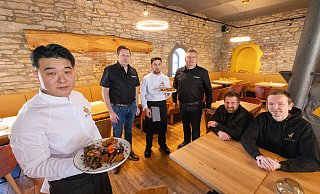 Freuen sich auf die Eröffnung des renovierten Redingerhofs zwischen Bad Lippspringe und Paderborn: Küchenchef Max Kim (v.l.), Guido Jöring (Festfalen), Koch Georgiy Kalayda, Sebastian Hora (Festfalen), Alexander Brozmann und Stefan Niermann. - Niklas Tüns Freuen sich auf die Eröffnung des renovierten Redingerhofs zwischen Bad Lippspringe und Paderborn: Küchenchef Max Kim (v.l.), Guido Jöring (Festfalen), Koch Georgiy Kalayda, Sebastian Hora (Festfalen), Alexander Brozmann und Stefan Niermann. - Niklas Tüns